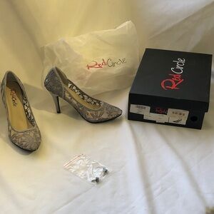 New red circle Women’s size 7 Gray filigree Lace Heels